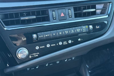 2024 Lexus ES 300h F SPORT Handling