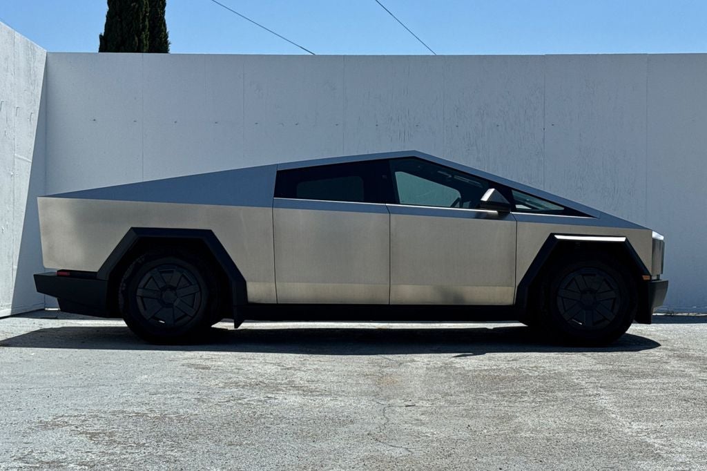 2025 Tesla Cybertruck .