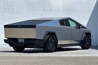 2025 Tesla Cybertruck .