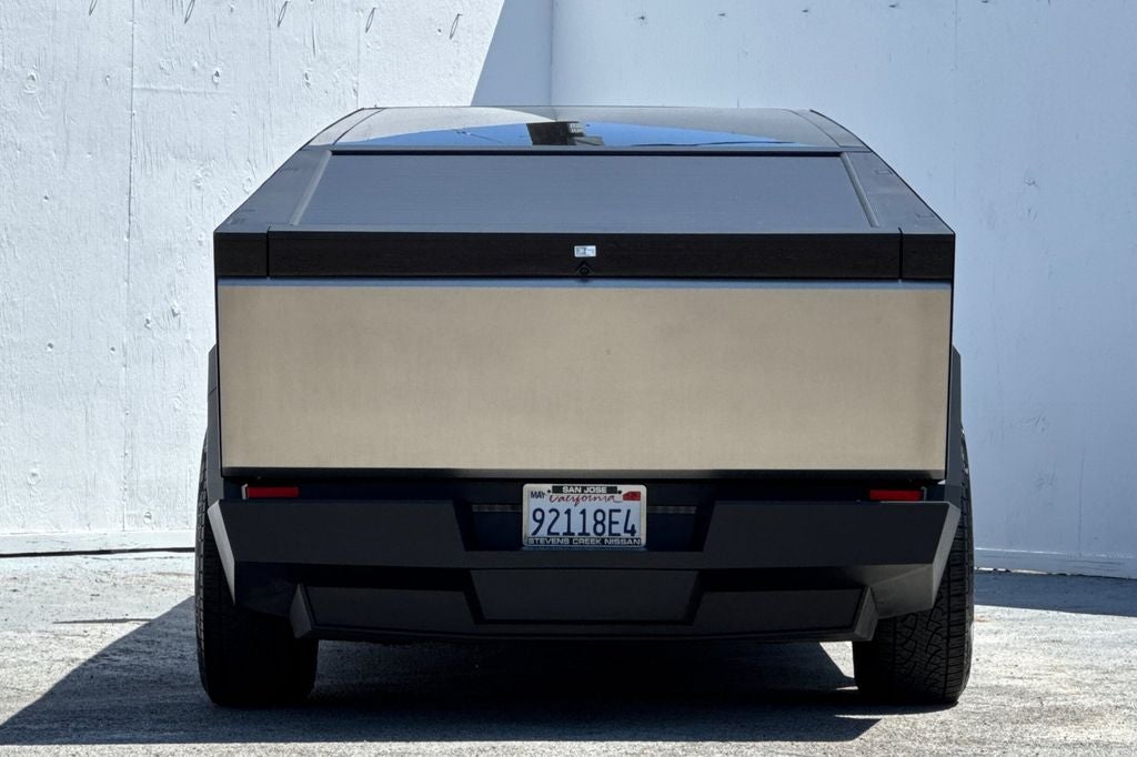 2025 Tesla Cybertruck .