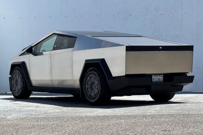 2025 Tesla Cybertruck .