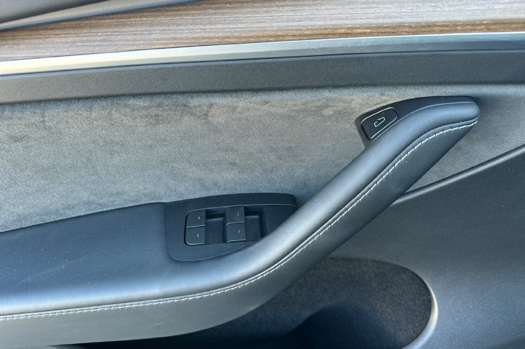 2023 Tesla Model Y HW4