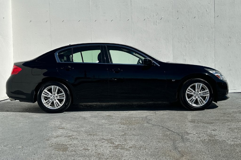 2015 INFINITI Q40 Base