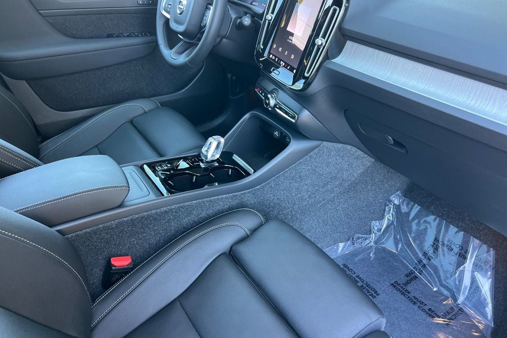 2024 Volvo XC40 B5 Plus Dark Theme