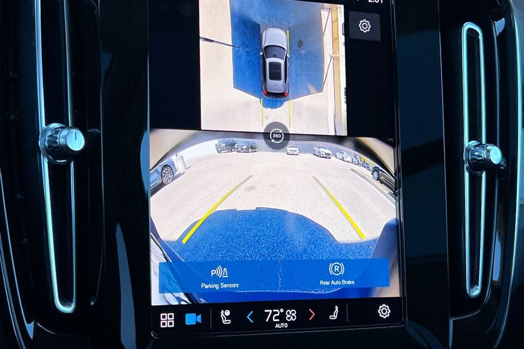 2024 Volvo XC40 B5 Plus Dark Theme