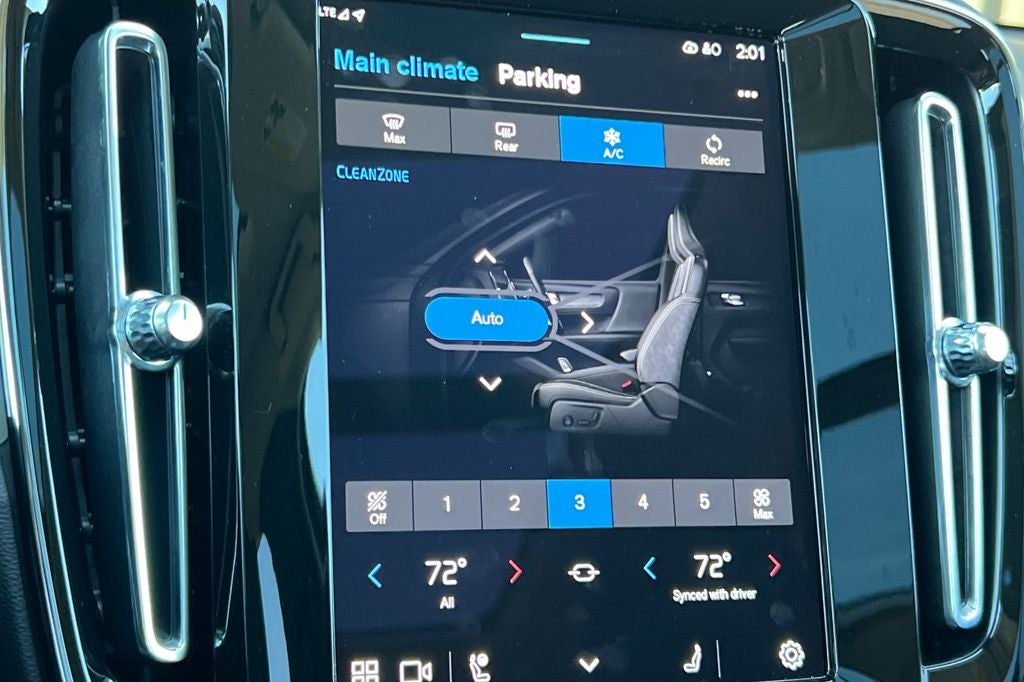 2024 Volvo XC40 B5 Plus Dark Theme