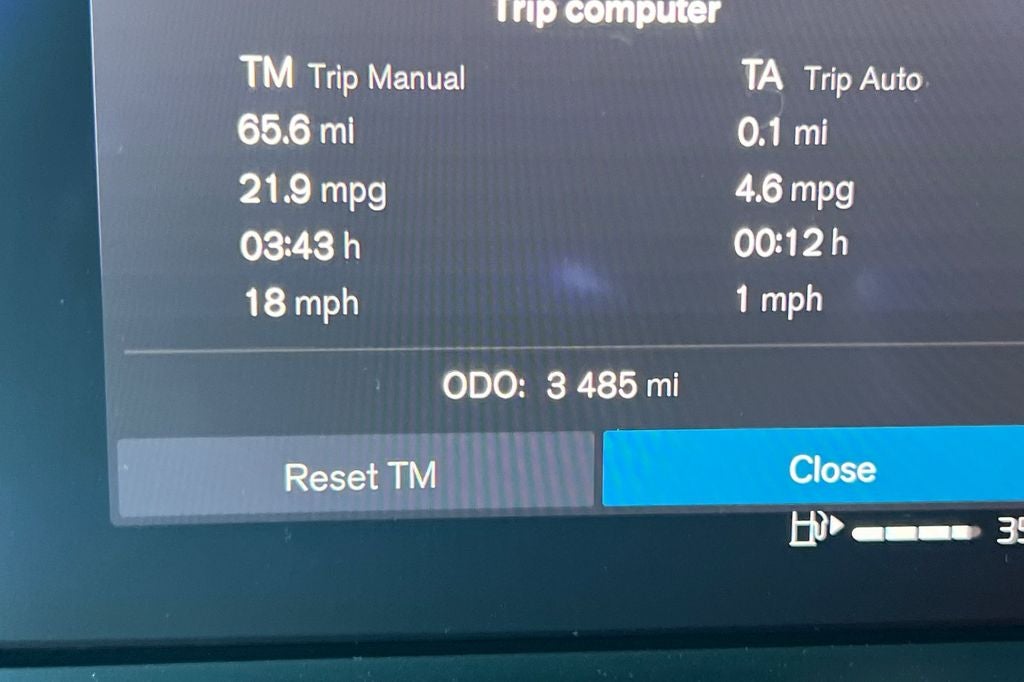 2024 Volvo XC40 B5 Plus Dark Theme