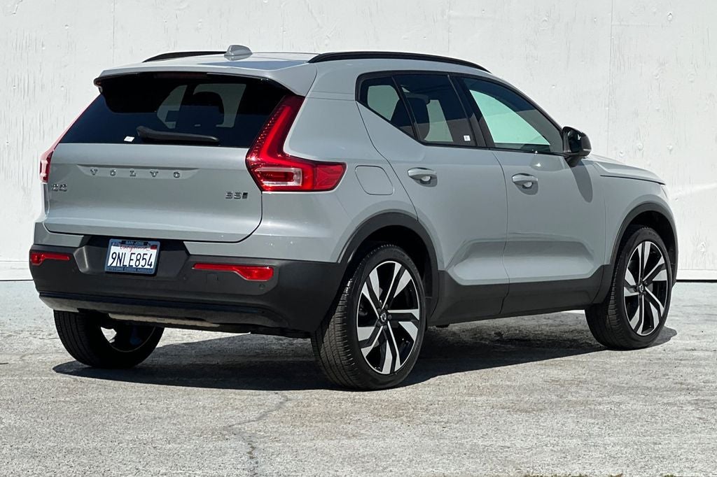 2024 Volvo XC40 B5 Plus Dark Theme