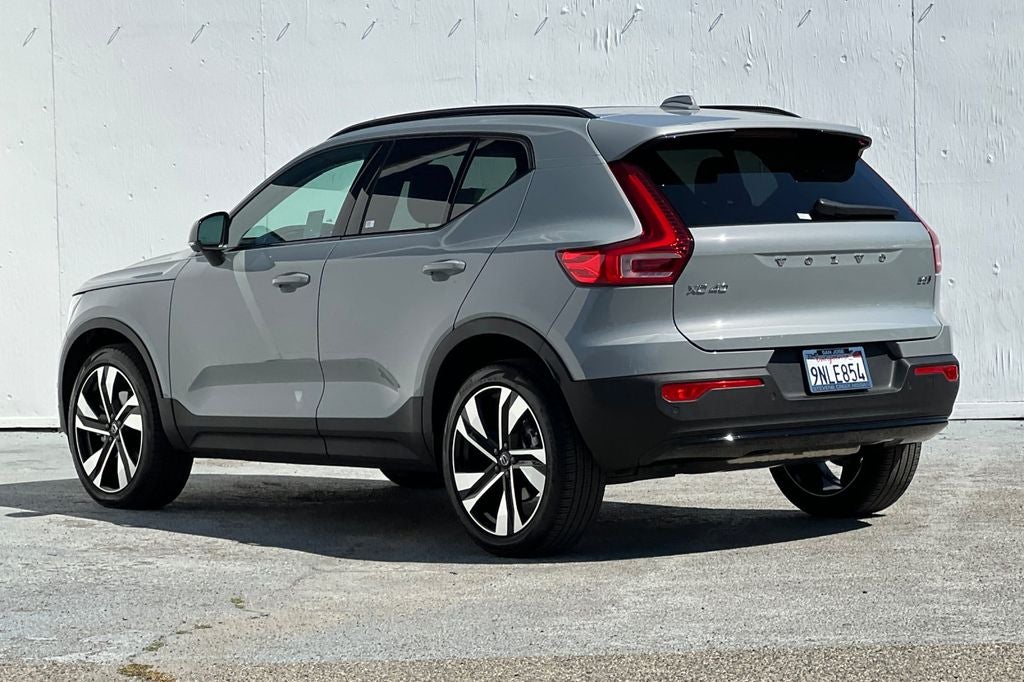 2024 Volvo XC40 B5 Plus Dark Theme
