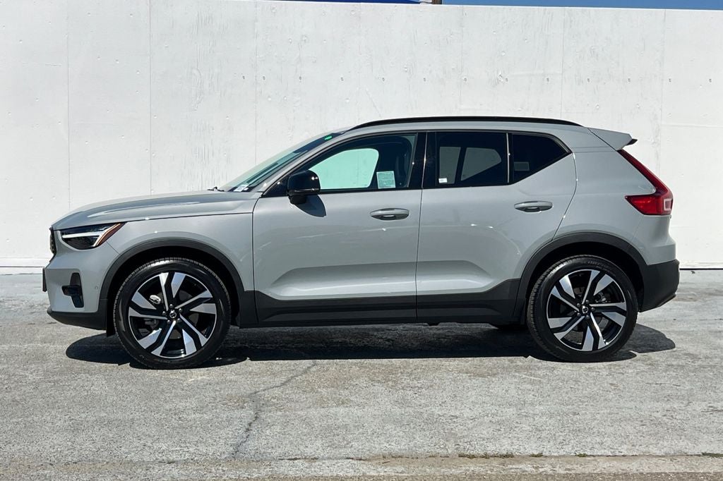 2024 Volvo XC40 B5 Plus Dark Theme